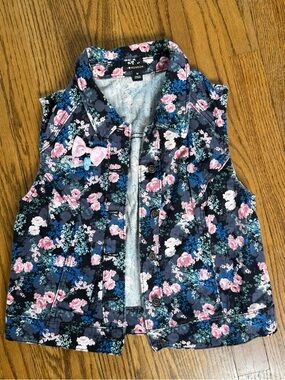 I Heart Ronson women’s blue & pink floral button up denim vest w/ skull brooch